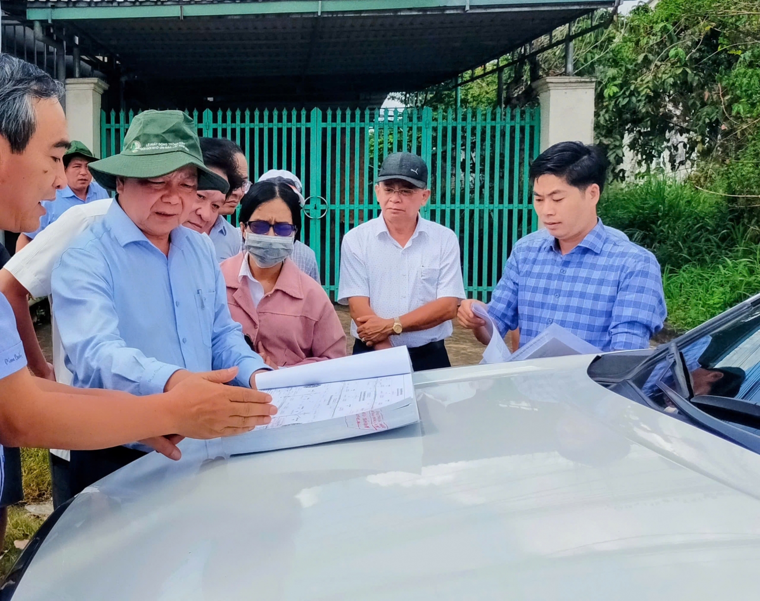 Đoàn khảo sát tại đầu tuyến Dự án nâng cấp, mở rộng QL 14 đoạn Đồng Xoài Chơn Thành tại cuối đường đôi đoạn nội ô, thuộc phường Đồng Xoài, tỉnh Đồng Nai