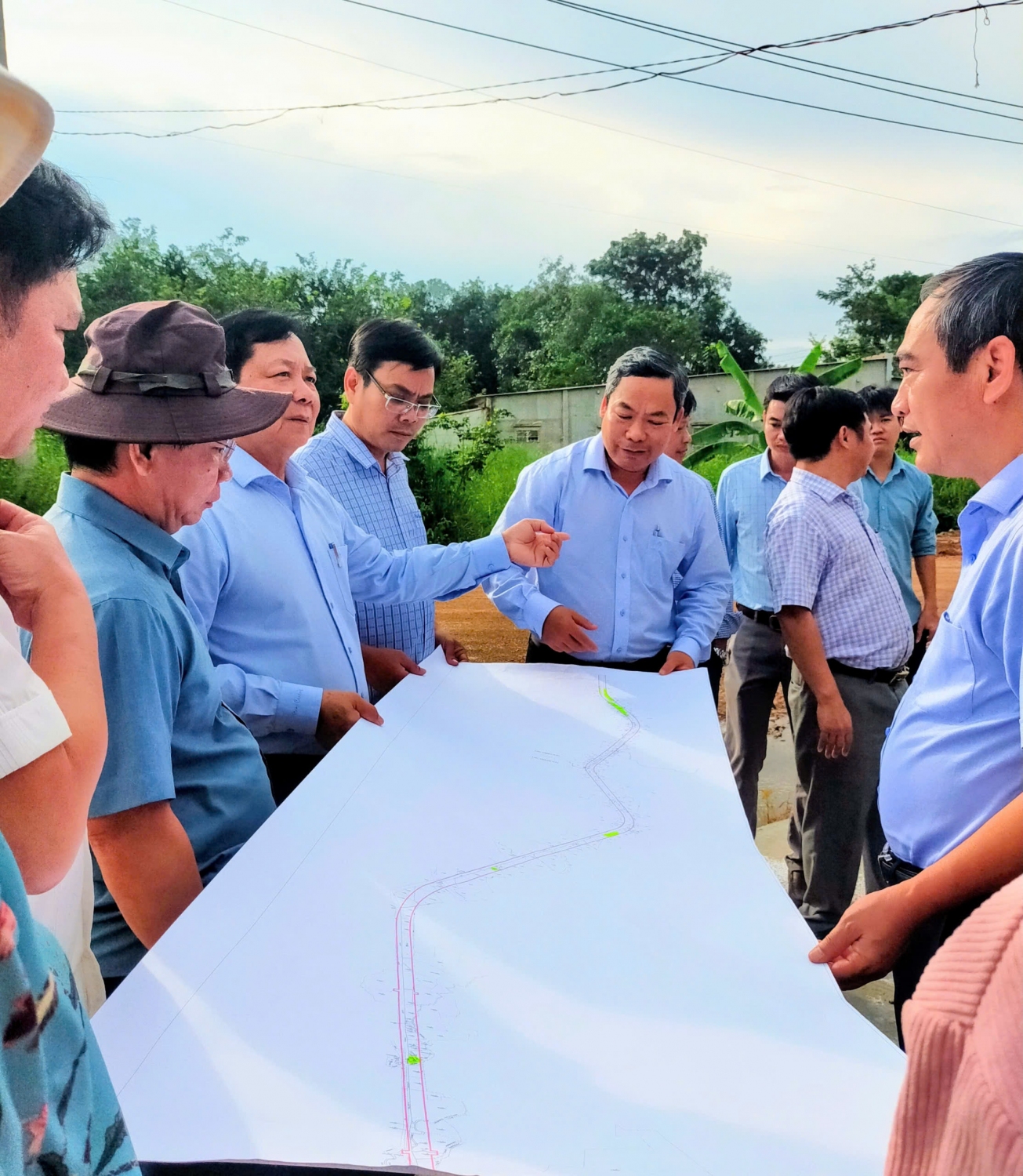 Lãnh đạo Ban Quản lý đầu tư xây dựng tỉnh báo cáo với Đoàn về dự án Đường giao thông phía Tây QL13 kết nối Chơn Thành Hoa Lư tỉnh Bình Phước