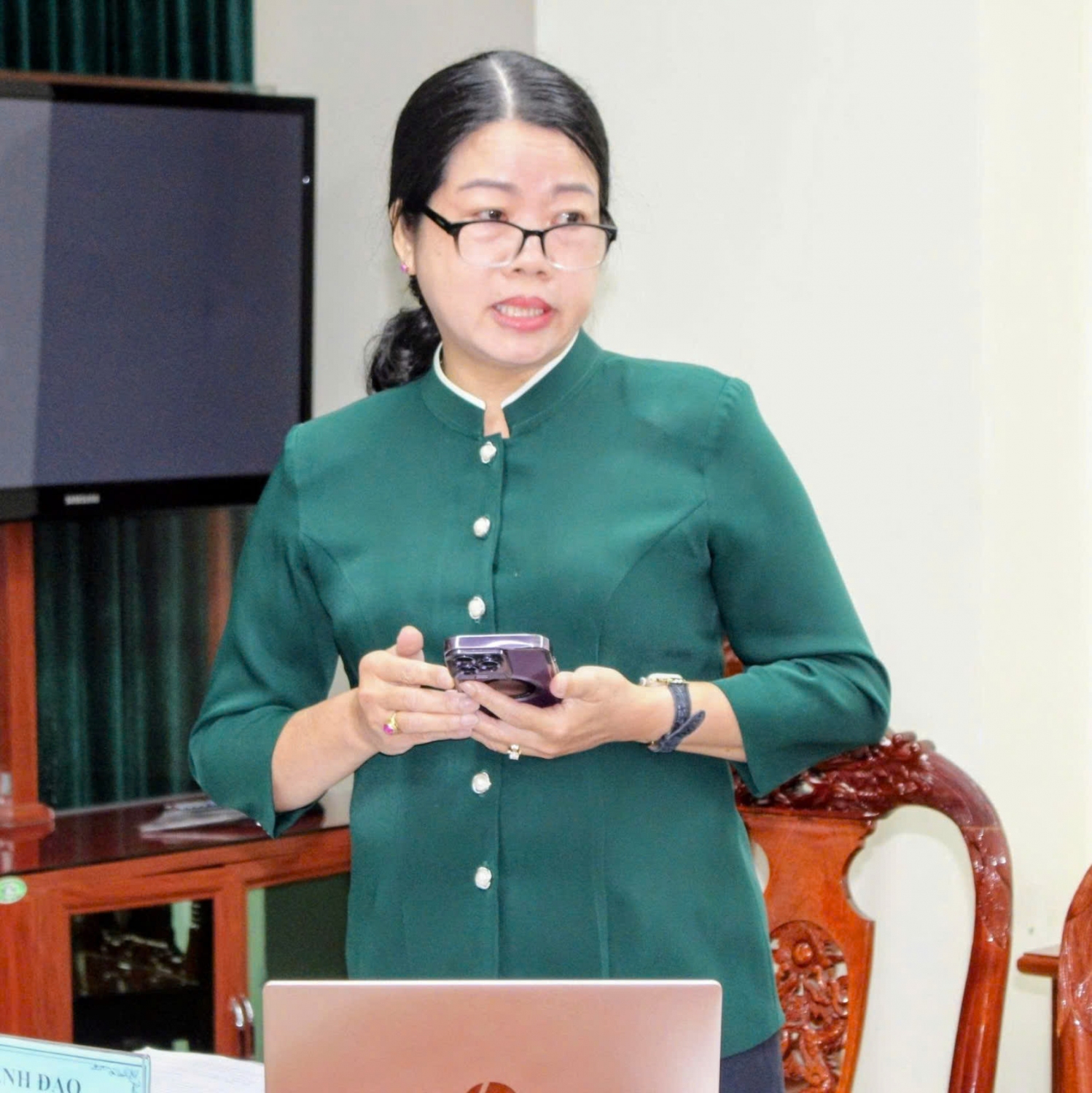 Bà Lưu Thị Hà Phó Chủ tịch UBMTTQ Việt Nam tỉnh phát biểu ý kiến tại buổi họp Ban trước Kỳ họp thứ 6 (chuyên đề)