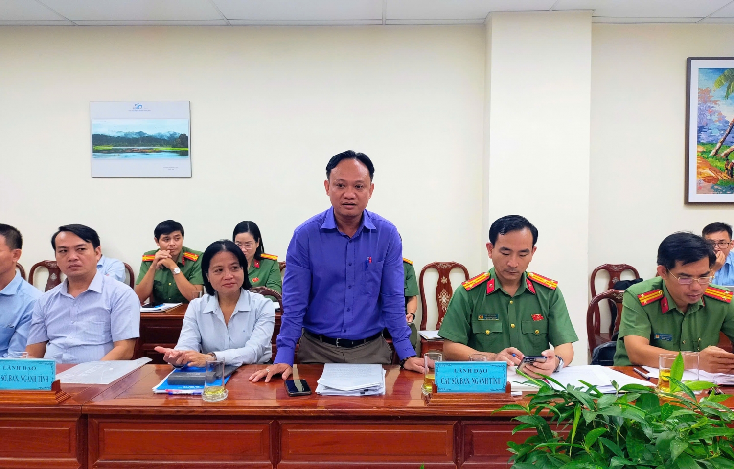 Ông Từ Đình Khôi Phó Trưởng phòng Xây dựng và phổ biến pháp luật, Sở Tư pháp phát biểu tại buổi họp Ban Pháp chế ngày 31 10 2025