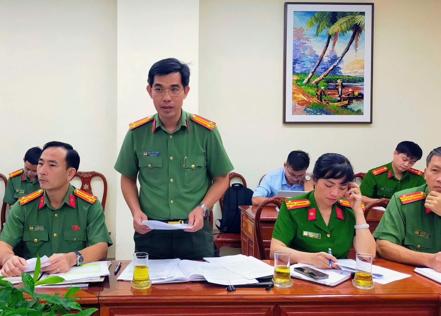 Trung tá Huỳnh Văn Tấn Đông Phó Trưởng phòng PV 01 Công an tỉnh báo cáo, giải trình tại buổi họp Ban Pháp chế ngày 31 10 2025